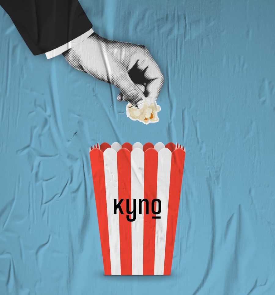 Əl KYNO yazılmış popkorn qutusuna popkorn atır